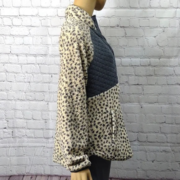 Maurices Medium cream and gray 1/2 button up top - Picture 4 of 9